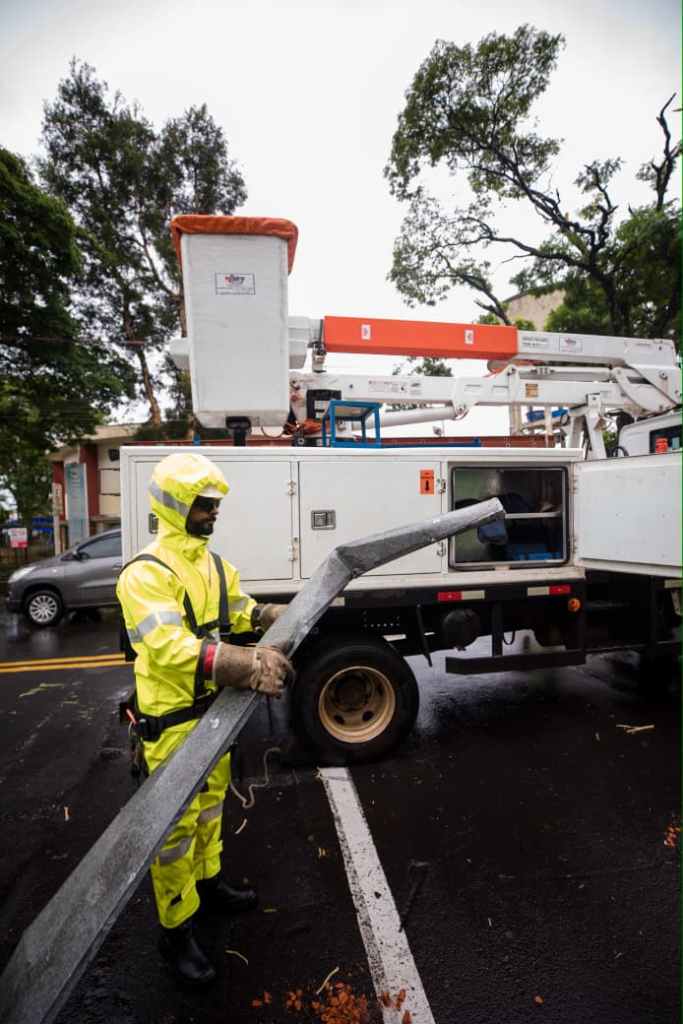 Estragos provocados pelo temporal em São Carlos neste domingo, 25 de outubro, após chuva de 79,4 milímetros e fortes ventos