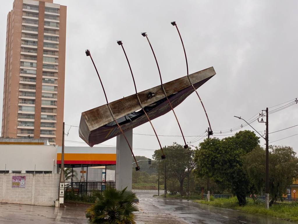 Chuva destruiu totem e interditou rua