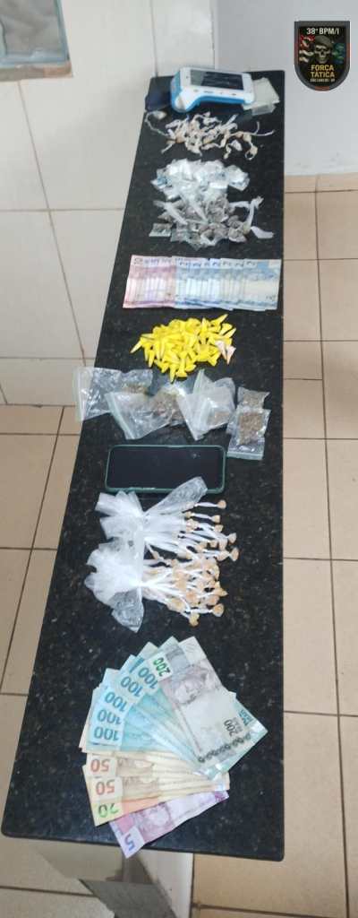 Drogas apreendidas pela Força Tática durante ocorrência no São Carlos VIII, em São Carlos