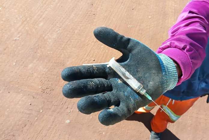 Descarte de agulhas e vidros oferece risco aos trabalhadores da coleta de lixo em São Carlos Descarte de agulhas e vidros oferece risco aos trabalhadores da coleta de lixo em São Carlos