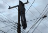 Temporal em São Carlos lança lona sobre fiação elétrica na Vila Prado Pedaço de lona ou tecido preso à fiação elétrica na Rua José Benetti, na Vila Prado, após forte temporal em São Carlos