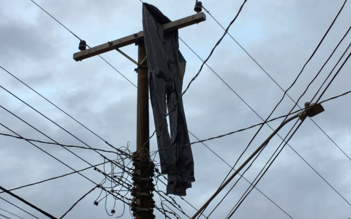 Pedaço de lona ou tecido preso à fiação elétrica na Rua José Benetti, na Vila Prado, após forte temporal em São Carlos Pedaço de lona ou tecido preso à fiação elétrica na Rua José Benetti, na Vila Prado, após forte temporal em São Carlos