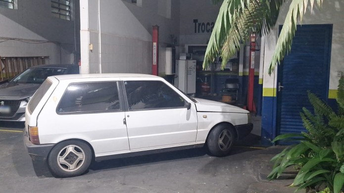 Homem chegou com seu veículo ao posto Homem chegou com seu veículo ao posto