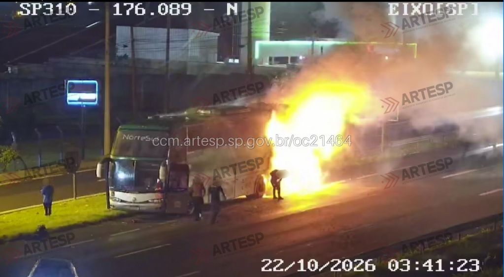 Ônibus destruído por incêndio