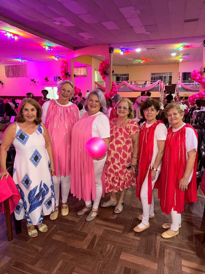 Baile Outubro Rosa em São Carlos reúne participantes no Clube Ítalo Brasileiro em evento solidário de conscientização sobre o câncer de mama. Baile Outubro Rosa em São Carlos reúne participantes no Clube Ítalo Brasileiro em evento solidário de conscientização sobre o câncer de mama.