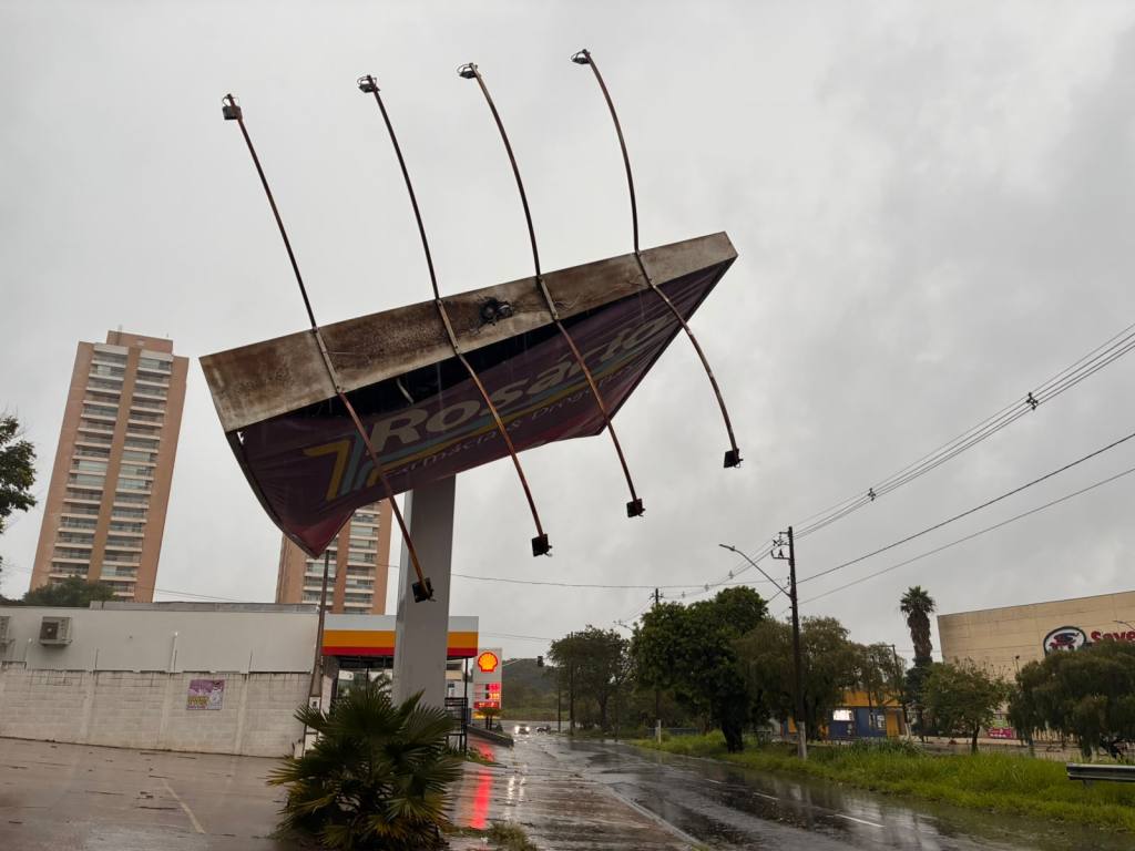 Chuva destruiu totem e interditou rua