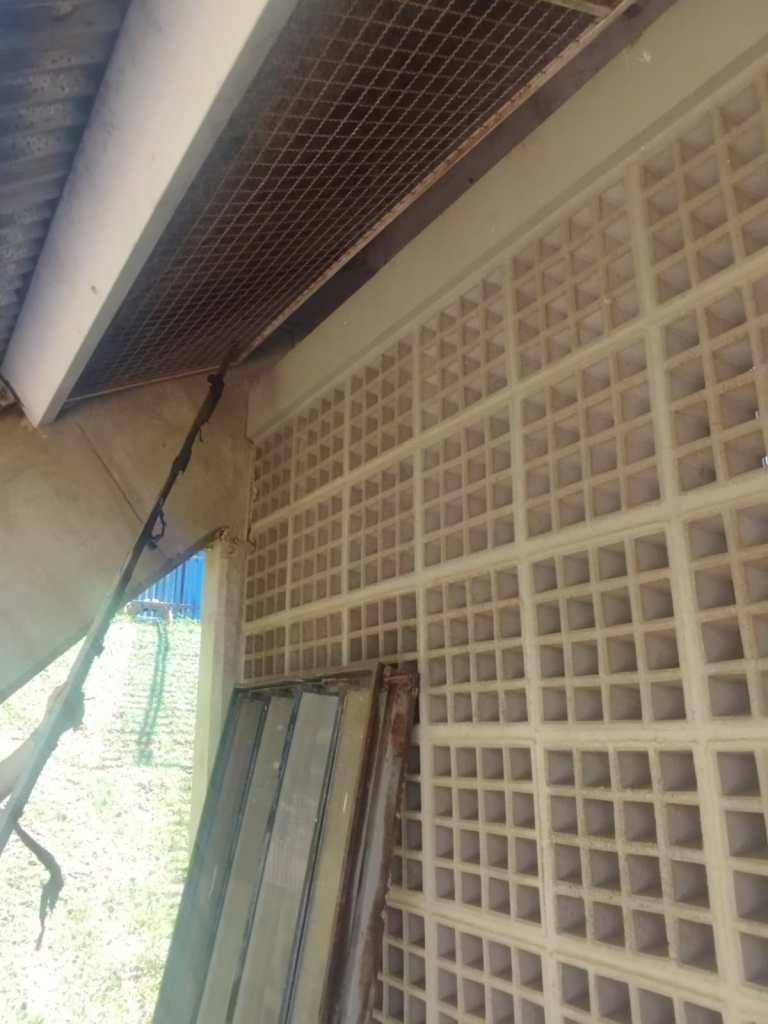 Polícia Militar atende ocorrência de furto de fios elétricos no ginásio da USP de São Carlos.