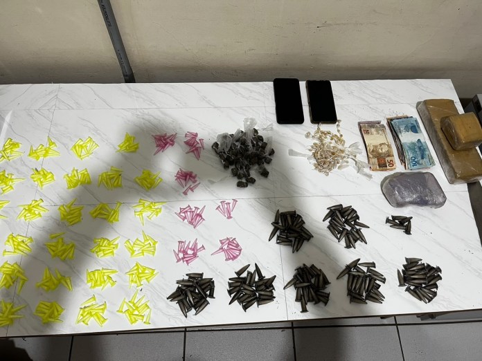 Força Tática da Polícia Militar apreende maconha, cocaína e crack durante operação contra o tráfico de drogas em Santa Rita do Passa Quatro