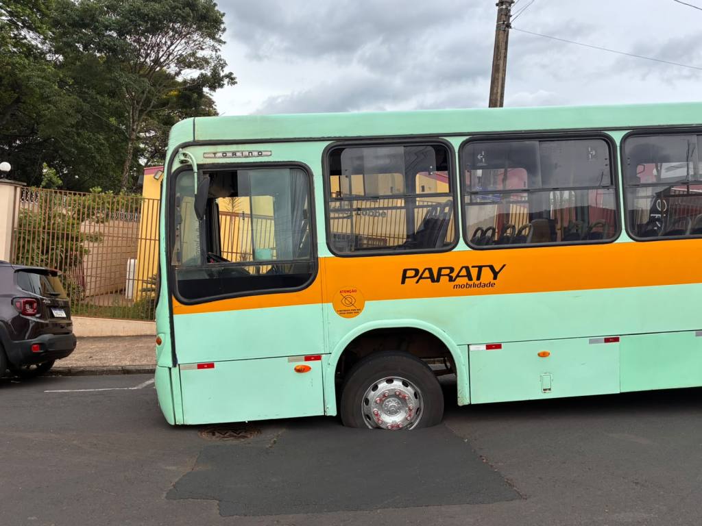 Ônibus escolar preso em cratera após asfalto ceder no Jardim Ricetti em São Carlos