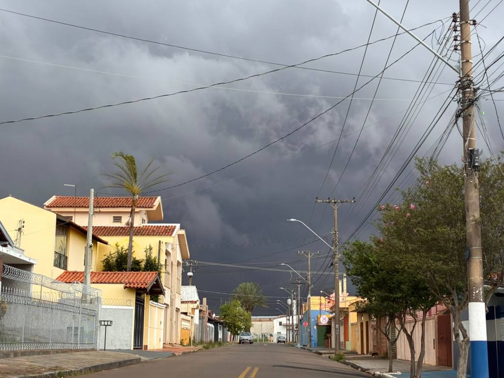 Dia vira noite em São Carlos