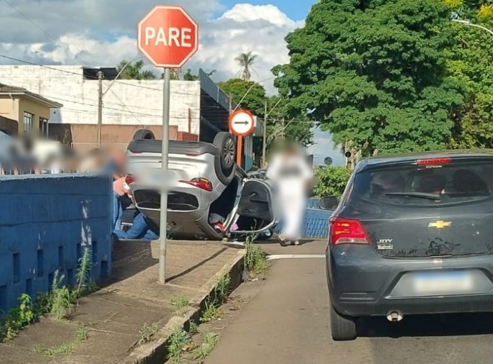 Carro capota após colisão no Centro de São Carlos Carro capota após colisão no Centro de São Carlos
