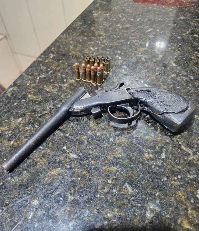 Polícia Militar apreende pistola carregada e munições no Cidade Aracy, em São Carlos Polícia Militar apreende pistola carregada e munições no Cidade Aracy, em São Carlos