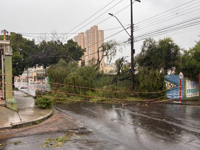 Chuva interditou rua Chuva interditou rua