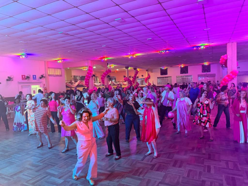 Baile Outubro Rosa em São Carlos reúne participantes no Clube Ítalo Brasileiro em evento solidário de conscientização sobre o câncer de mama.