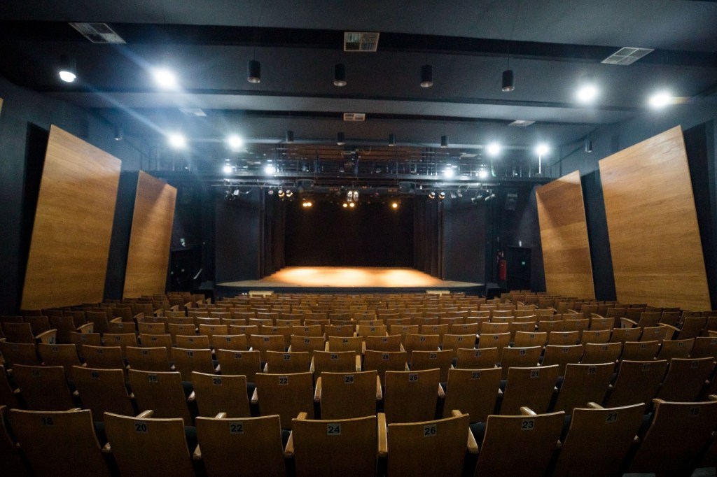 Teatro Municipal Dr. Alderico Vieira Perdigão, em São Carlos, que completa 60 anos em outubro de 2026