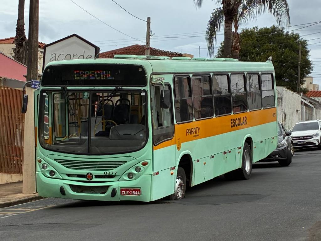Ônibus escolar preso em cratera após asfalto ceder no Jardim Ricetti em São Carlos