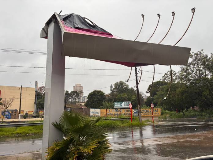Chuva destruiu totem e interditou rua Chuva destruiu totem e interditou rua