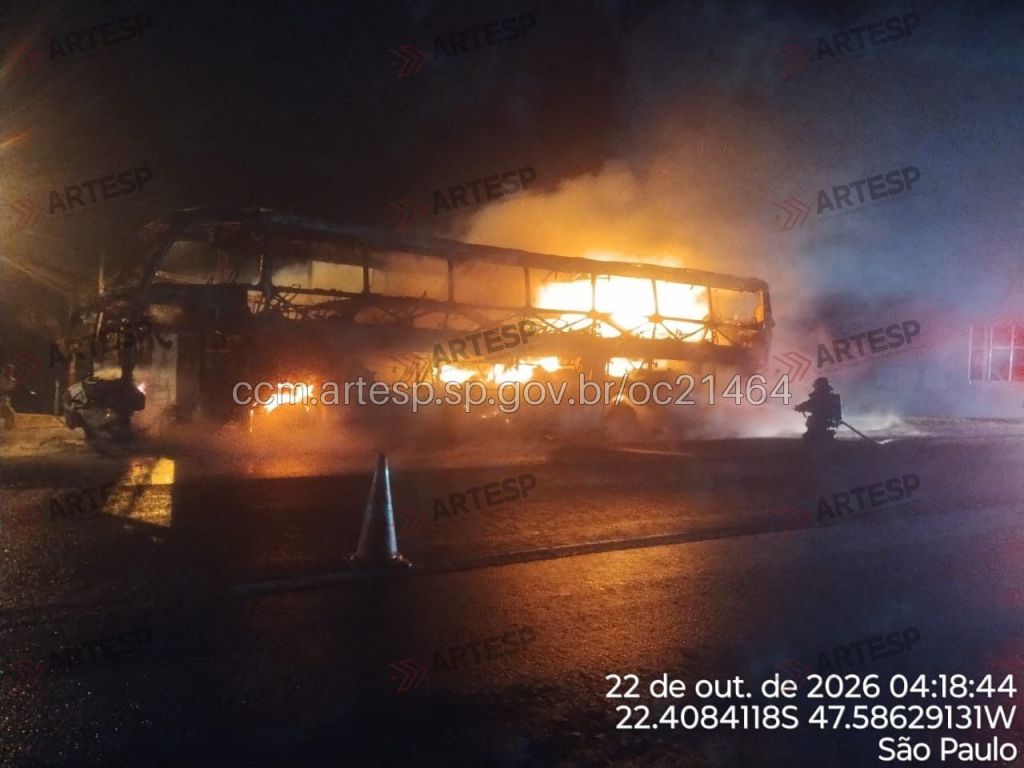 Ônibus destruído por incêndio