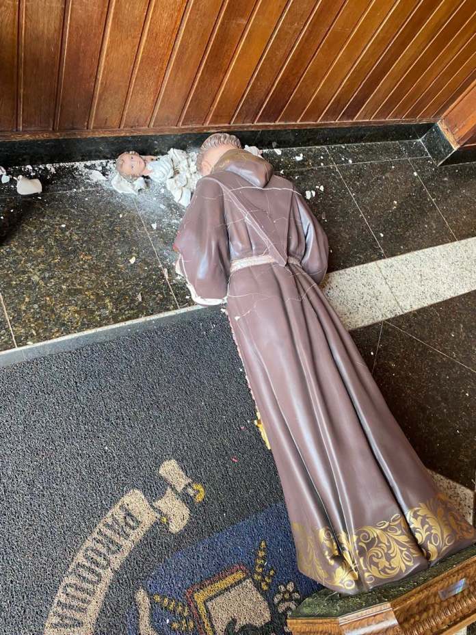 Imagem de Santo Antônio de Pádua destruída na Igreja Matriz de Itapuí Imagem de Santo Antônio de Pádua destruída na Igreja Matriz de Itapuí