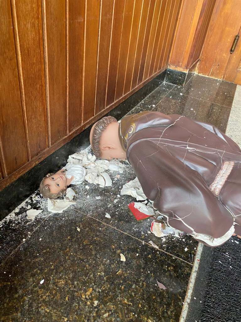 Imagem de Santo Antônio de Pádua destruída na Igreja Matriz de Itapuí