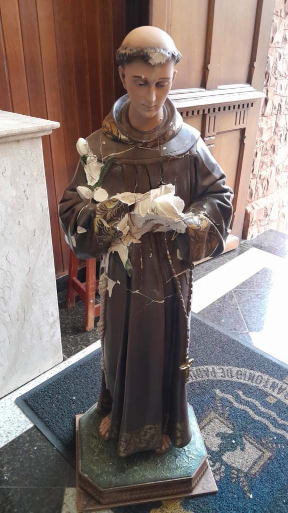 Imagem de Santo Antônio de Pádua destruída na Igreja Matriz de Itapuí