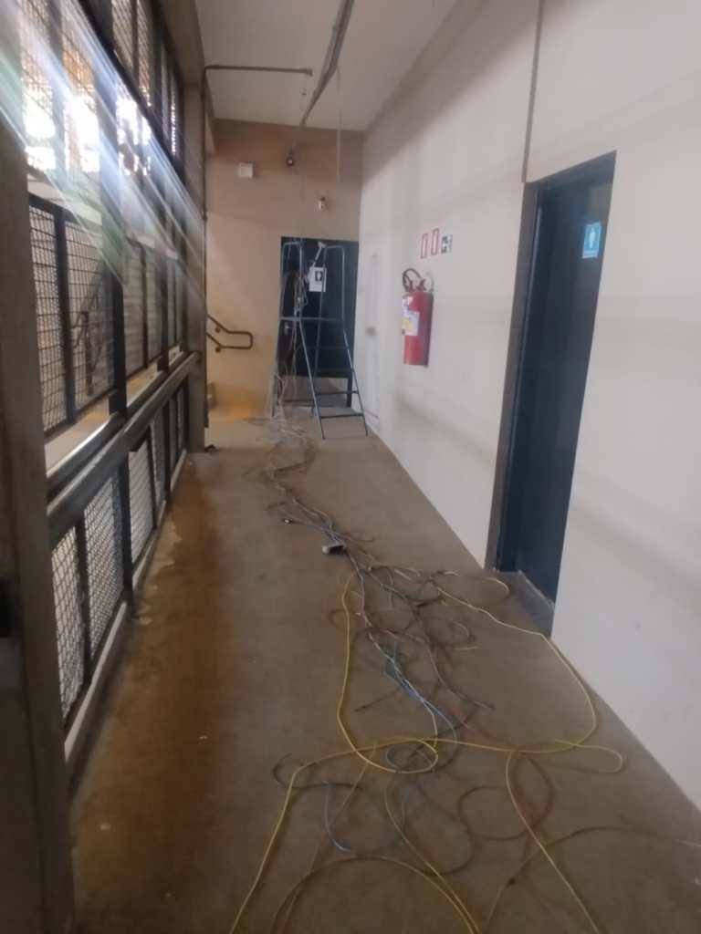 Polícia Militar atende ocorrência de furto de fios elétricos no ginásio da USP de São Carlos.