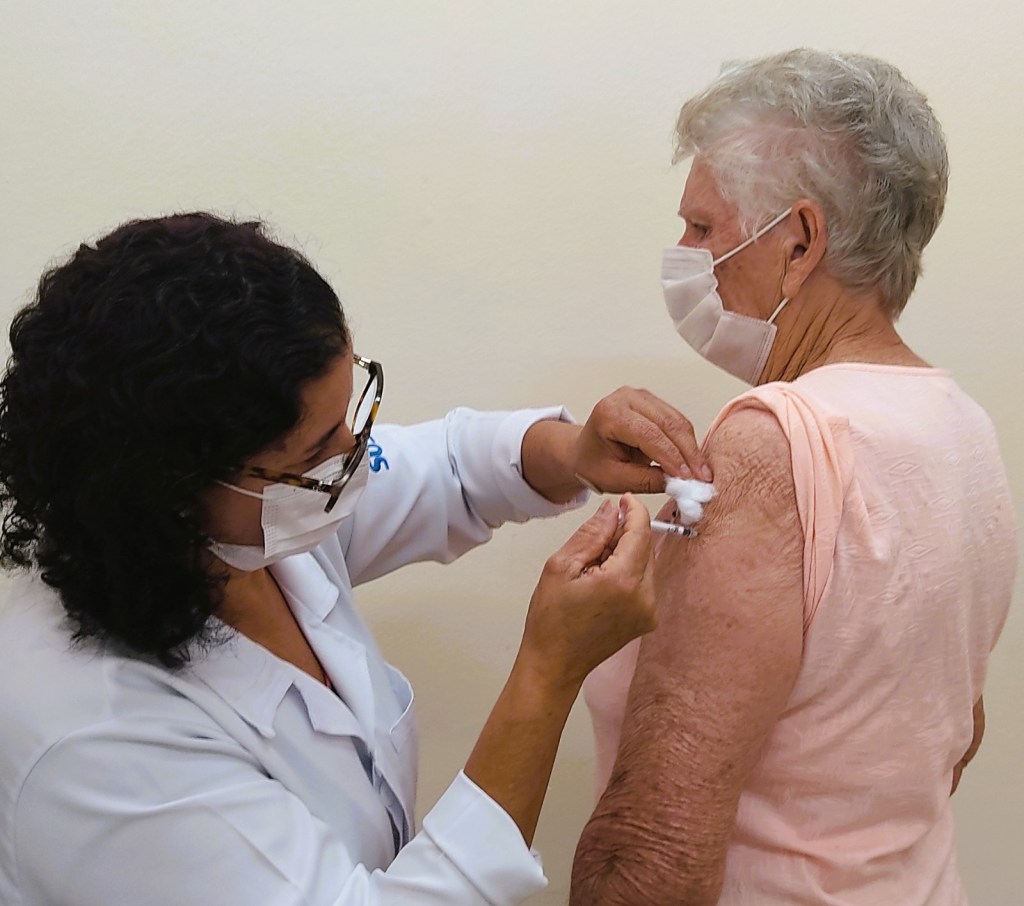 São Carlos terá vacinação em cinco unidades de saúde com horário estendido até as 19h