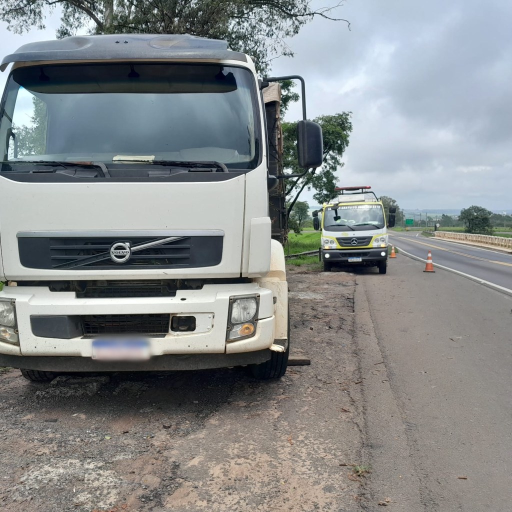 Caminhoneiro foi arremessado após pneu estourar