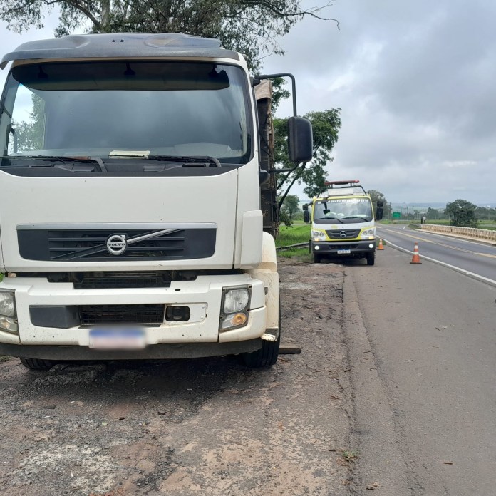 Caminhoneiro foi arremessado após pneu estourar Caminhoneiro foi arremessado após pneu estourar