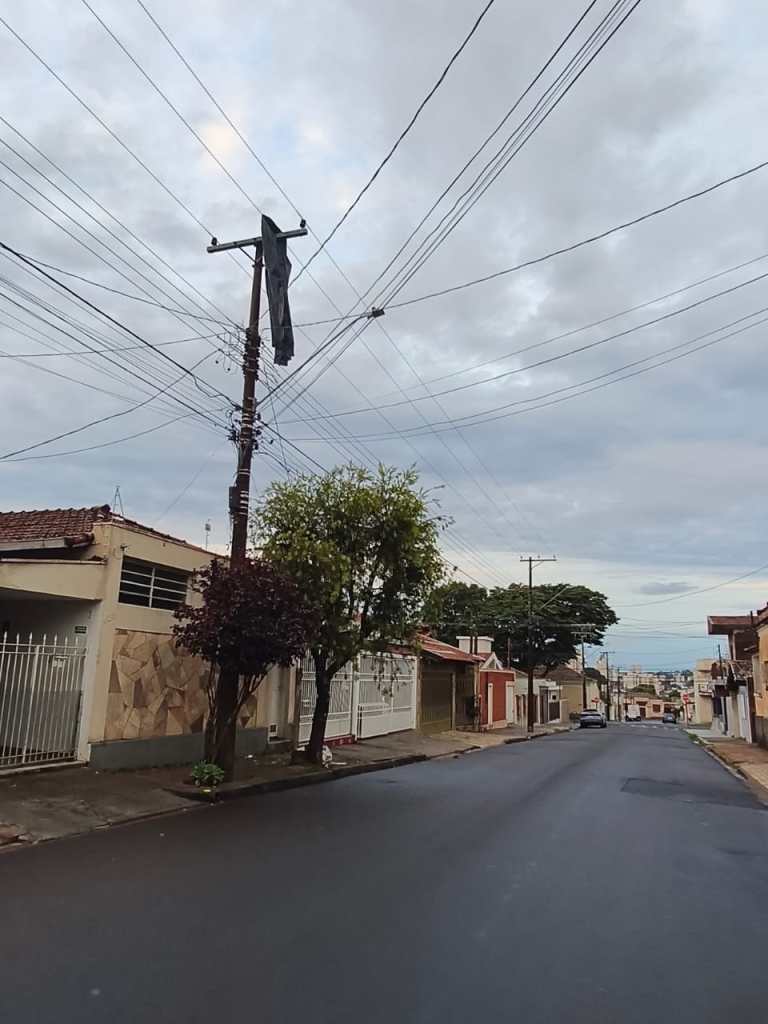 Pedaço de lona ou tecido preso à fiação elétrica na Rua José Benetti, na Vila Prado, após forte temporal em São Carlos