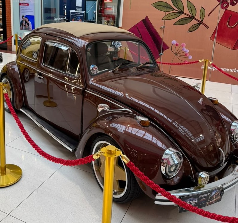 Encontro de Carros Antigos em São Carlos reúne Fuscas e veículos clássicos no estacionamento do Shopping São Carlos.