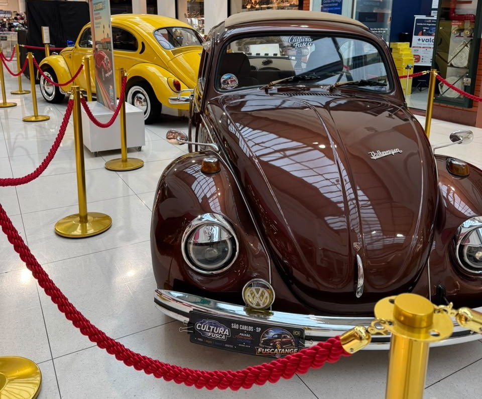 Encontro de Carros Antigos em São Carlos reúne Fuscas e veículos clássicos no estacionamento do Shopping São Carlos.