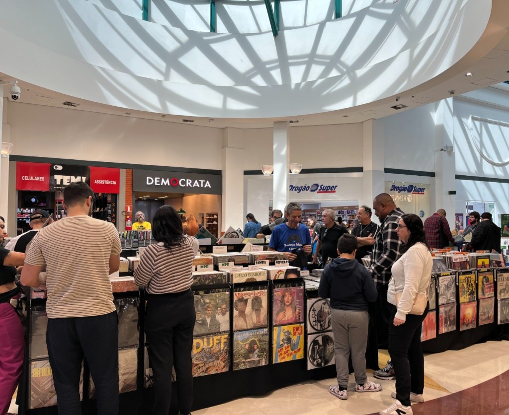 Feira de Discos no Shopping São Carlos reúne vinis, CDs, raridades e clássicos da MPB nos dias 17 e 18 de outubro.