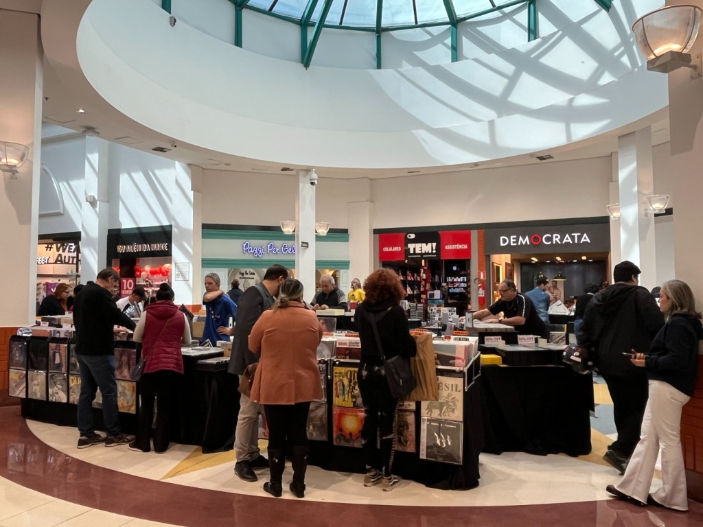 Feira de Discos no Shopping São Carlos reúne vinis, CDs, raridades e clássicos da MPB nos dias 17 e 18 de outubro.