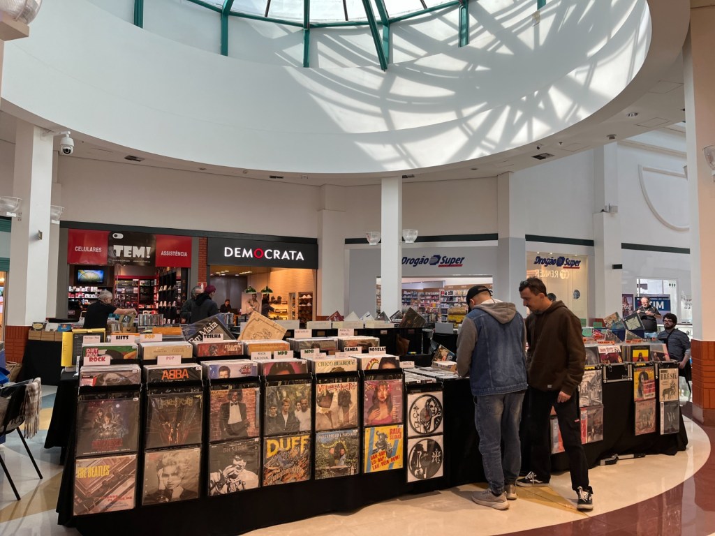 Feira de Discos no Shopping São Carlos reúne vinis, CDs, raridades e clássicos da MPB nos dias 17 e 18 de outubro.