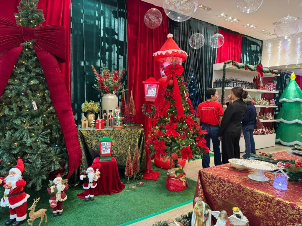 Loja de decoração de Natal 2026 no Shopping São Carlos com árvores, enfeites e artigos natalinos.