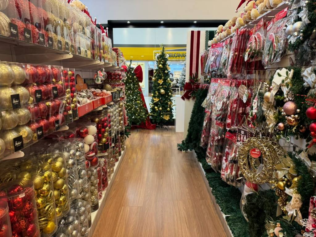 Loja de decoração de Natal 2026 no Shopping São Carlos com árvores, enfeites e artigos natalinos.