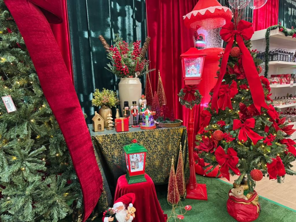 Loja de decoração de Natal 2026 no Shopping São Carlos com árvores, enfeites e artigos natalinos.