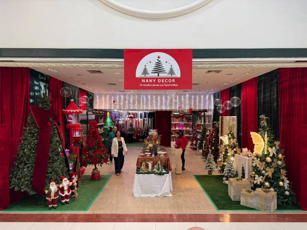 Loja de decoração de Natal 2026 no Shopping São Carlos com árvores, enfeites e artigos natalinos.
