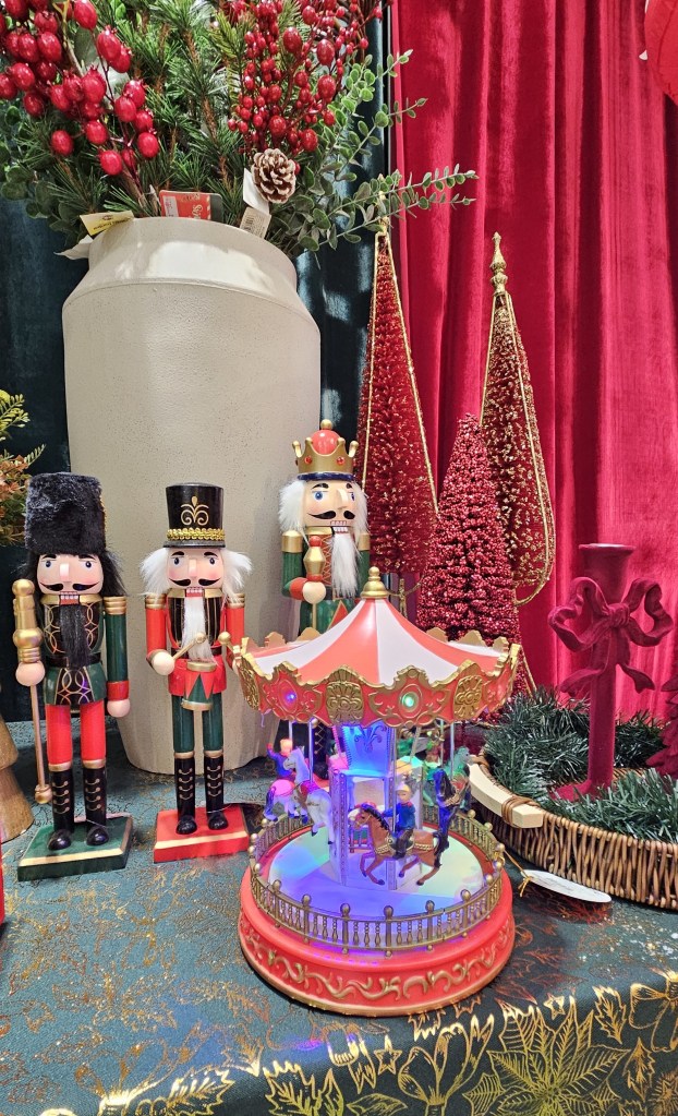 Loja de decoração de Natal 2026 no Shopping São Carlos com árvores, enfeites e artigos natalinos.