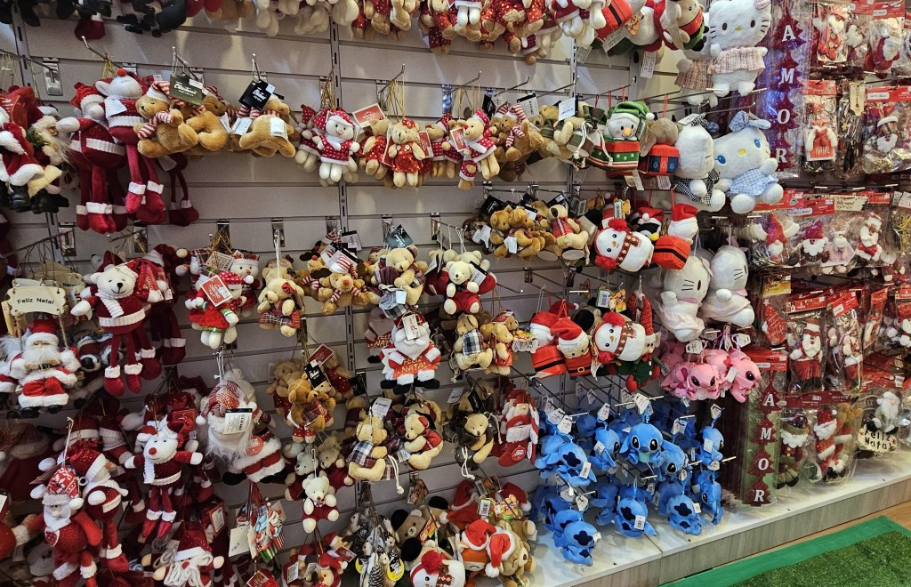 Loja de decoração de Natal 2026 no Shopping São Carlos com árvores, enfeites e artigos natalinos.