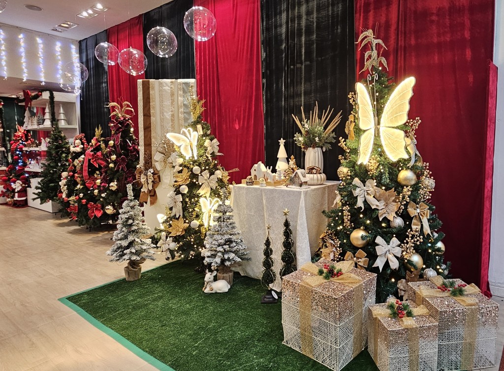 Loja de decoração de Natal 2026 no Shopping São Carlos com árvores, enfeites e artigos natalinos.