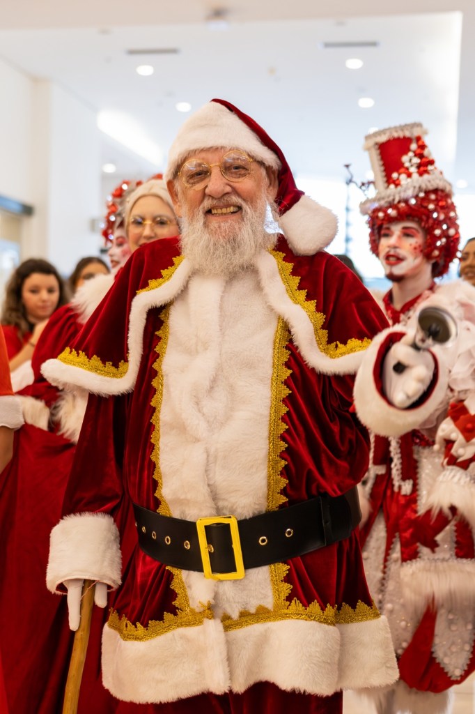 Decoração de Natal do Shopping São Carlos com árvore de nove metros, locomotiva temática e chegada do Papai Noel em novembro de 2026.
