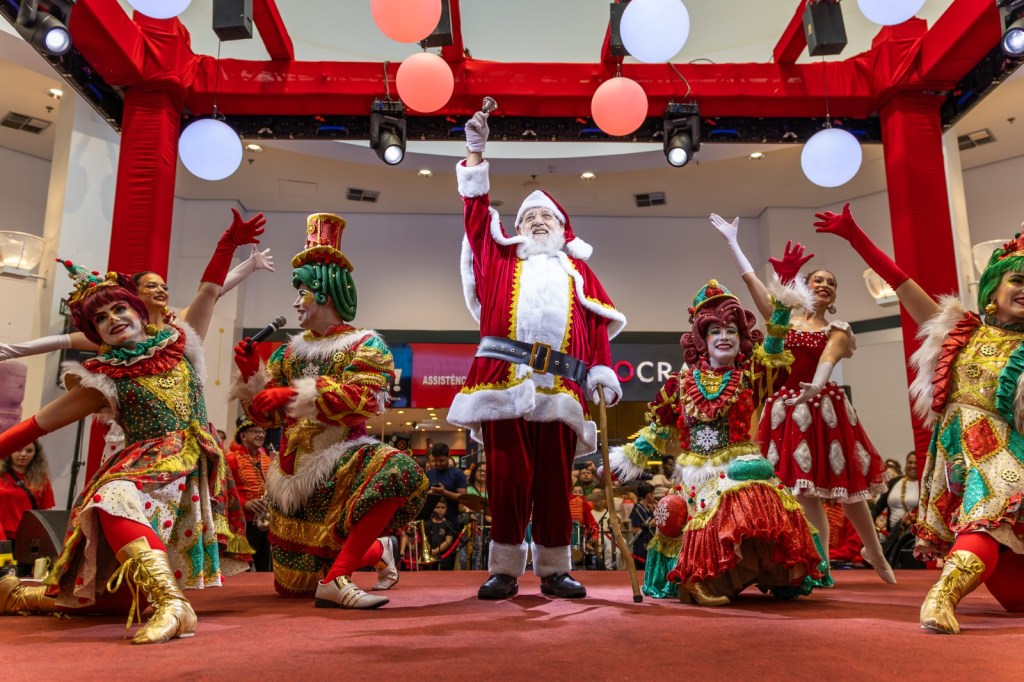 Decoração de Natal do Shopping São Carlos com árvore de nove metros, locomotiva temática e chegada do Papai Noel em novembro de 2026.