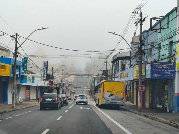 Forte neblina encobre a região central de São Carlos na manhã de 26 de outubro de 2026, após temporal com mais de 80 mm de chuva Forte neblina encobre a região central de São Carlos na manhã de 26 de outubro de 2026, após temporal com mais de 80 mm de chuva