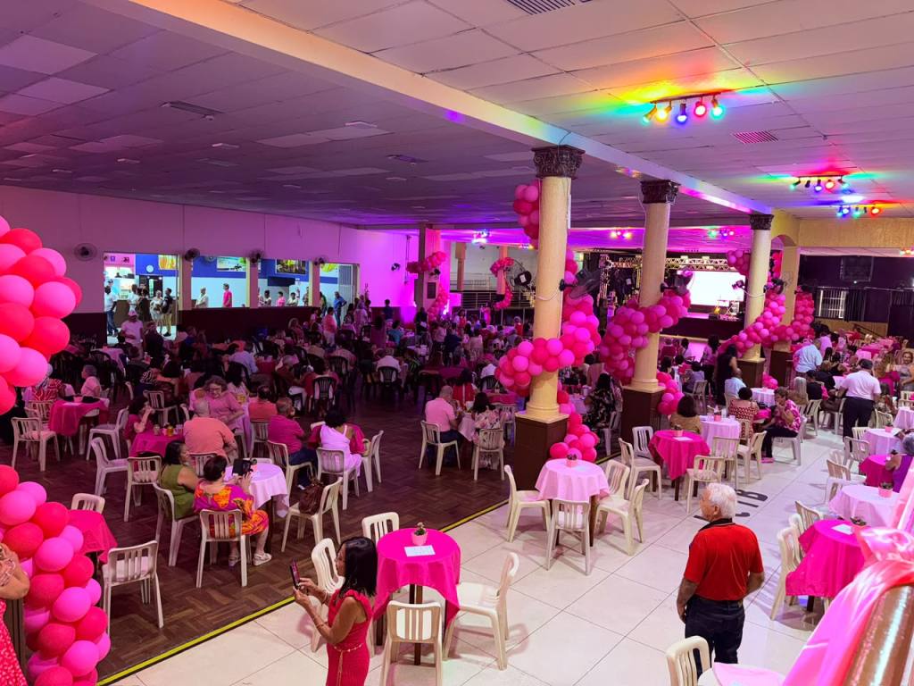 Baile Outubro Rosa em São Carlos reúne participantes no Clube Ítalo Brasileiro em evento solidário de conscientização sobre o câncer de mama.