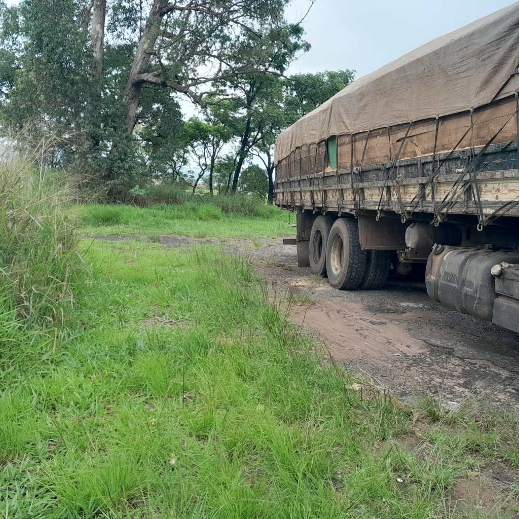 Caminhoneiro foi arremessado após pneu estourar