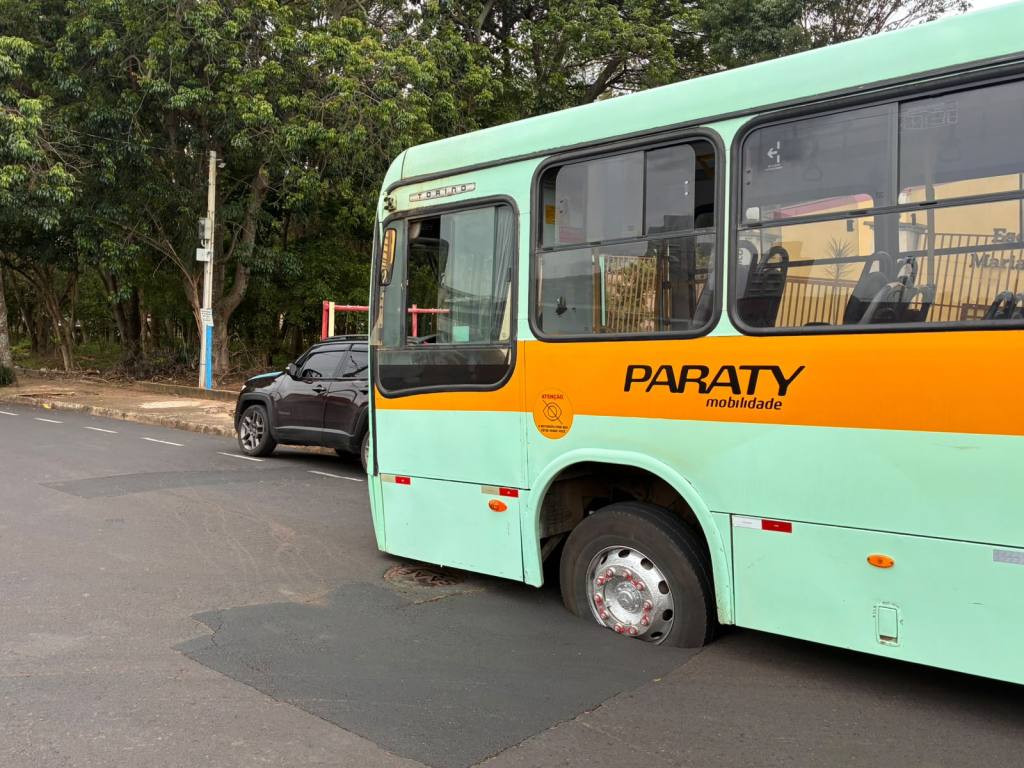 Ônibus escolar preso em cratera após asfalto ceder no Jardim Ricetti em São Carlos