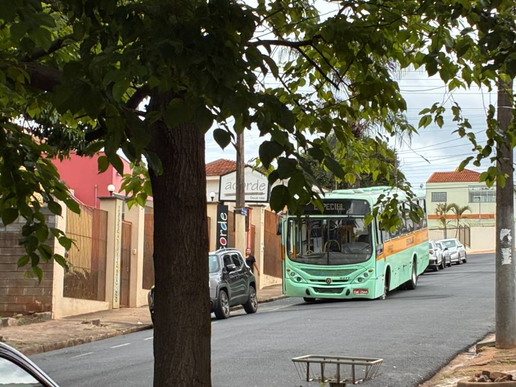 Ônibus escolar preso em cratera após asfalto ceder no Jardim Ricetti em São Carlos