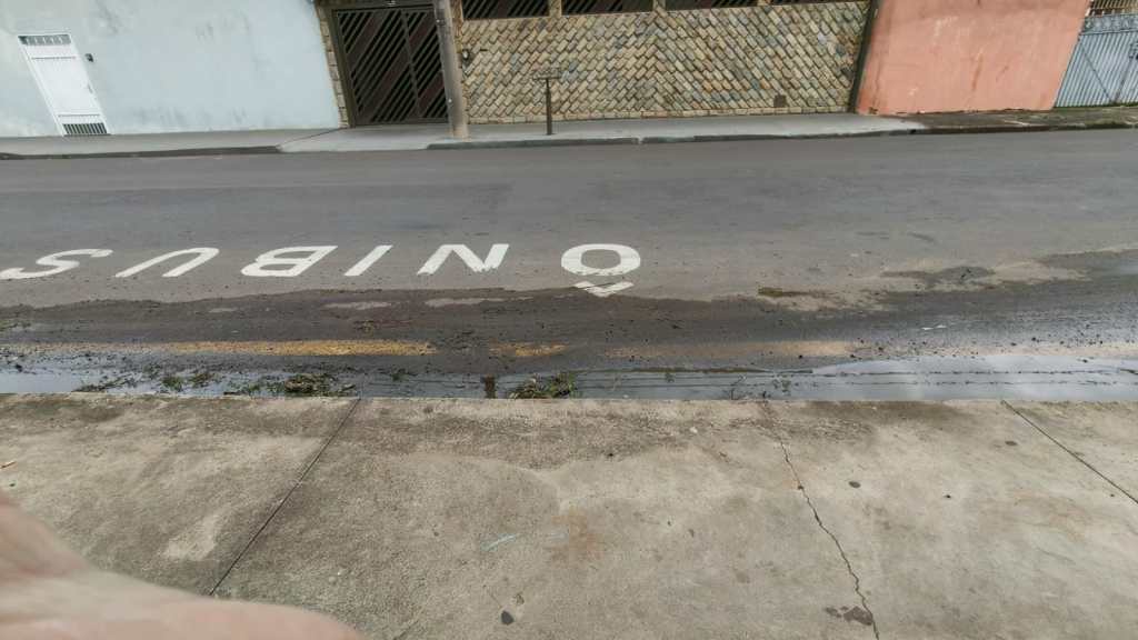 Usuária pede mudança de ponto de ônibus